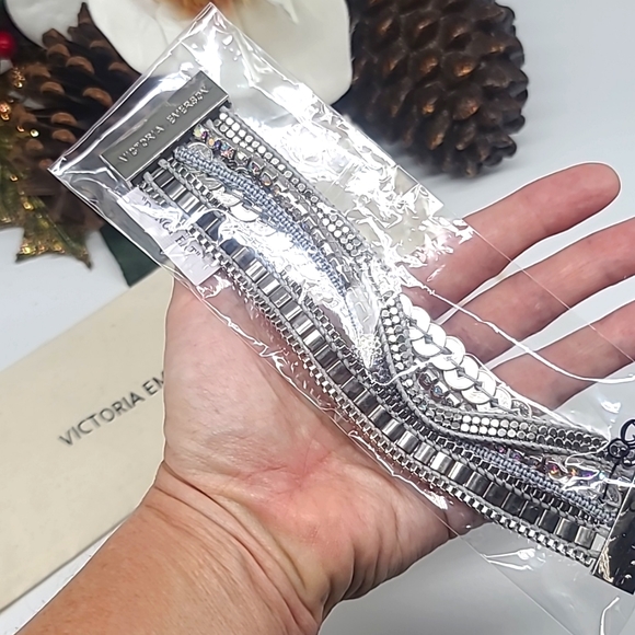 Victoria Emerson NIP $88 Multi-Strand Rhinestone cuff! Perfect Gift 🎁 - Picture 8 of 11